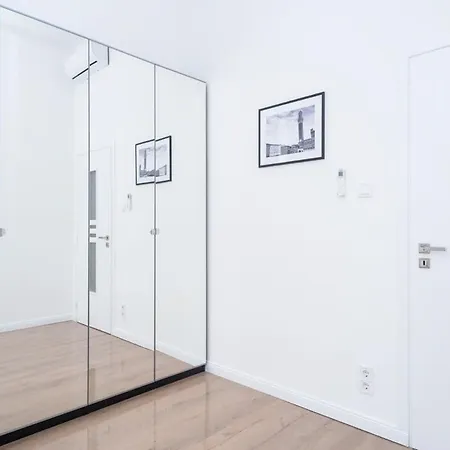 Stylish Large At Super Location Apartment *