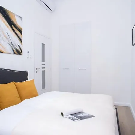 Stylish Large At Super Location Apartment *