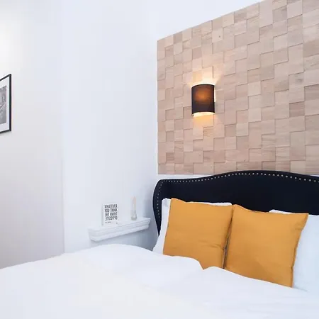 Stylish Large At Super Location Apartment Budapest