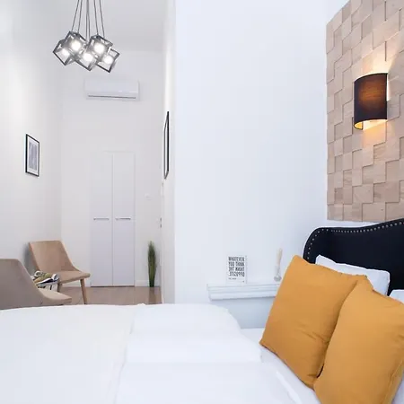 Stylish Large At Super Location Apartment *
