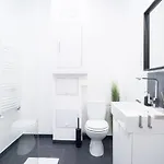 Stylish Large At Super Location Apartment *
