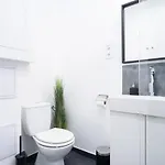 Stylish Large At Super Location Apartment *
