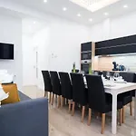 Apartment Stylish Large At Super Location